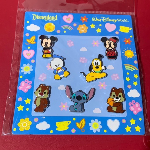 Disney Accessories - Disney trading pin set of 7